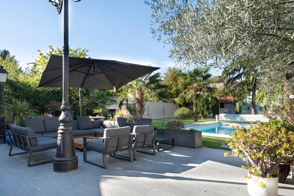 Meulière avec extension contemporaine, jardin et piscine