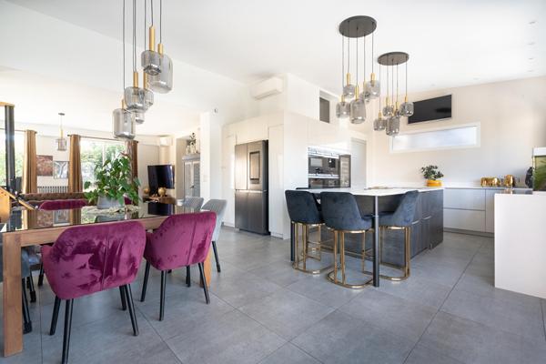 Meulière avec extension contemporaine, jardin et piscine