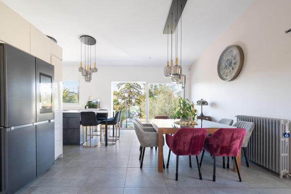 Meulière avec extension contemporaine, jardin et piscine