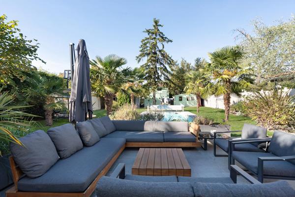 Meulière avec extension contemporaine, jardin et piscine