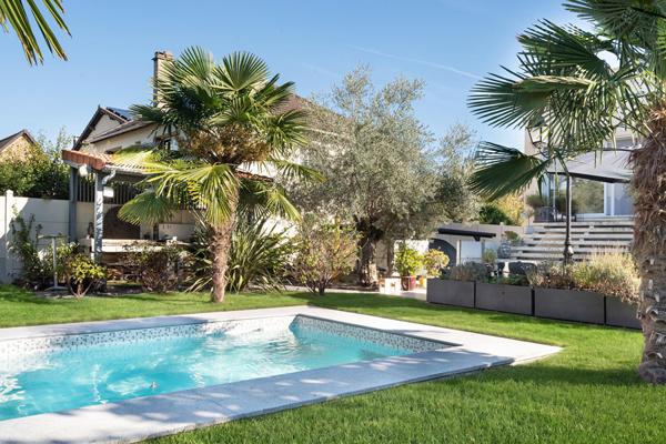 Meulière avec extension contemporaine, jardin et piscine