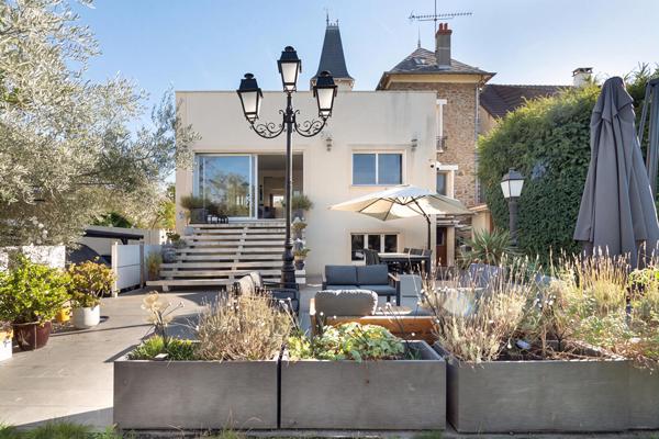 Meulière avec extension contemporaine, jardin et piscine
