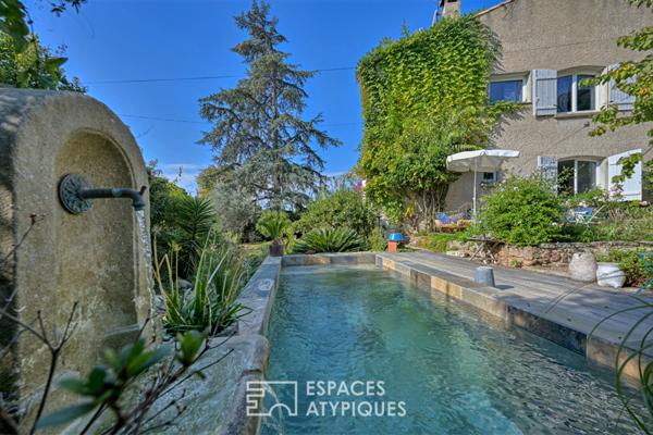 Maison singulière au bas du Mont Saint-Clair