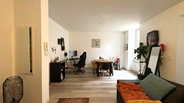 HYPER CENTRE BRECHE - Appartement T3 de 76m2 entièrement rénové avec cour