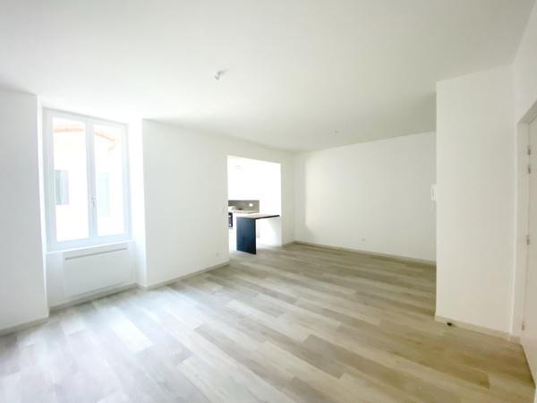 HYPER CENTRE BRECHE - Appartement T3 de 76m2 entièrement rénové avec cour