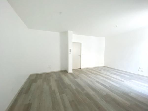 HYPER CENTRE BRECHE - Appartement T3 de 76m2 entièrement rénové avec cour