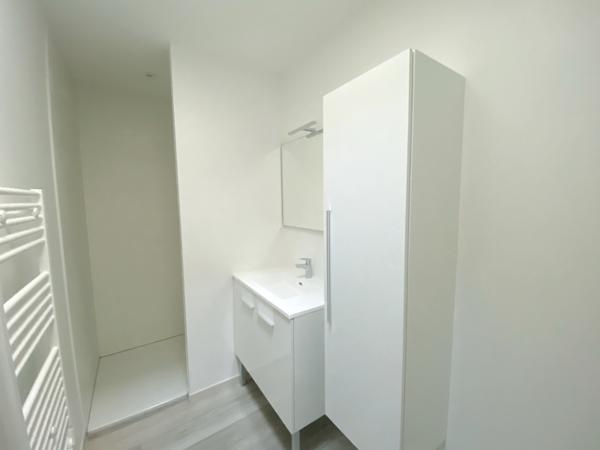 HYPER CENTRE BRECHE - Appartement T3 de 76m2 entièrement rénové avec cour