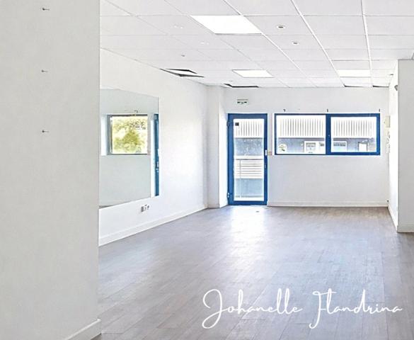 Local à louer, 1er étage, 41 m² avec vitrine, Immeuble Omale, Colin Petit-Bourg