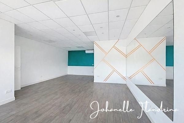 Local à louer, 1er étage, 41 m² avec vitrine, Immeuble Omale, Colin Petit-Bourg