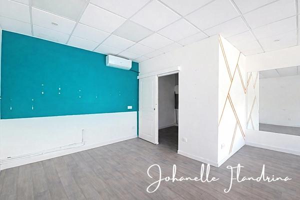 Local à louer, 1er étage, 41 m² avec vitrine, Immeuble Omale, Colin Petit-Bourg