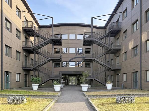 Location                                                      Bureau
                        
                     5 pièces                      80 m2                     à Bourgoin-Jallieu
