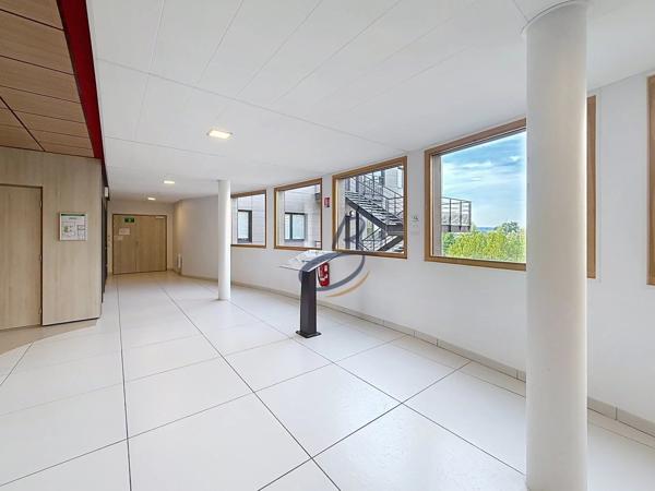 Location                                                      Bureau
                        
                     5 pièces                      80 m2                     à Bourgoin-Jallieu