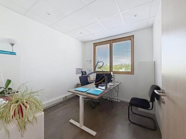 Location                                                      Bureau
                        
                     5 pièces                      80 m2                     à Bourgoin-Jallieu