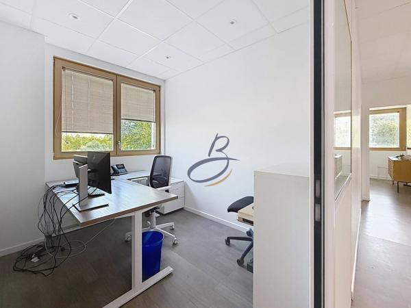 Location                                                      Bureau
                        
                     5 pièces                      80 m2                     à Bourgoin-Jallieu