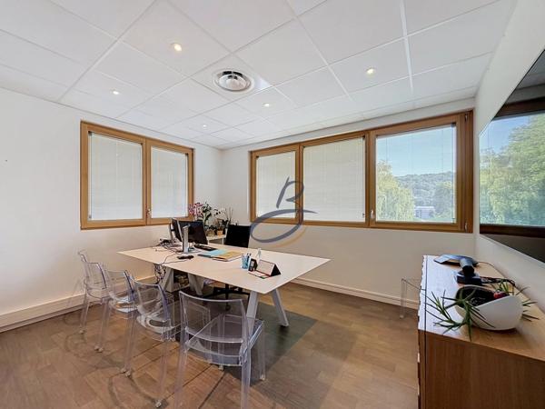 Location                                                      Bureau
                        
                     5 pièces                      80 m2                     à Bourgoin-Jallieu