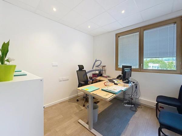 Location                                                      Bureau
                        
                     5 pièces                      80 m2                     à Bourgoin-Jallieu