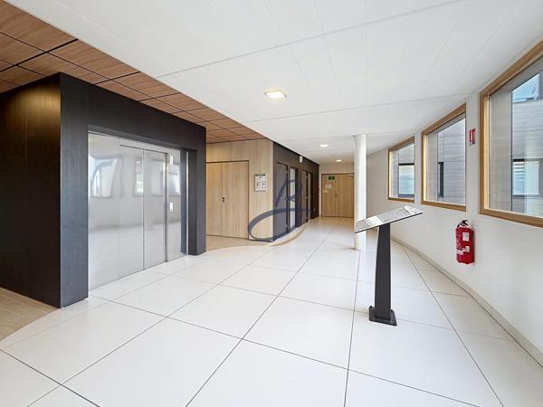 Location                                                      Bureau
                        
                     5 pièces                      80 m2                     à Bourgoin-Jallieu