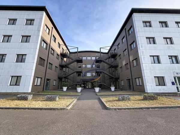 Location                                                      Bureau
                        
                     5 pièces                      80 m2                     à Bourgoin-Jallieu