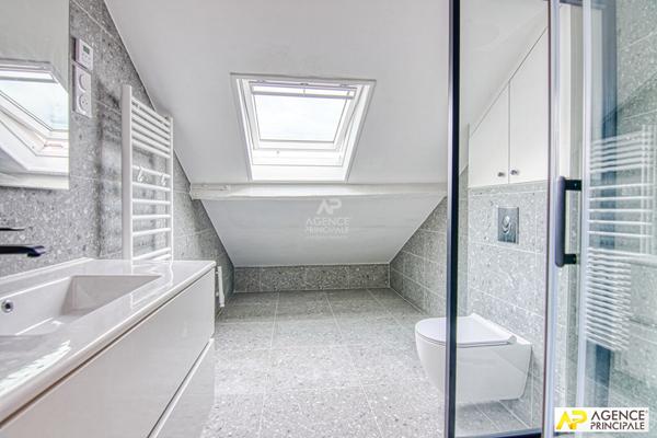 Versailles Notre-Dame Appartement 2 pièce(s) 60 m2 au sol (30,52 m² carrez ) situé au 3ème et dernier étage €395 000 ** - Référence 26731