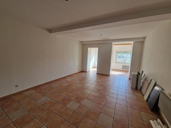 Appartement  2 pieces - 64 m2 - proche Aix-en-Provence - 2 places de stationnement privatives