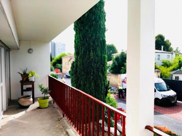 Situé au Bouscat, à proximité immédiate du tram, cet appartement T4 de 78 m² se trouve dans une résidence intimiste de seulement 3 lots