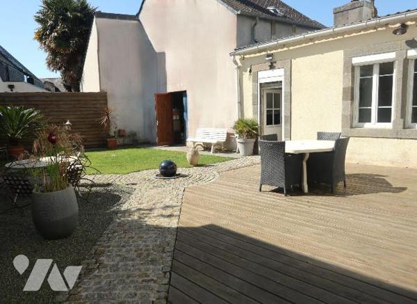 En plein c?ur du FAOU , cette magnifique maison bourgeoise datant du XIX e siècle se distingue ...