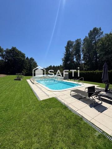 Maison sur un beau terrain avec piscine