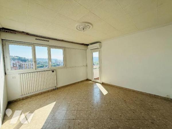 MARSEILLE 13011 : LA POMME | T3 EN DERNIER ÉTAGE AVEC BALCON, CAVE ET PARKING

Cet appartemen...