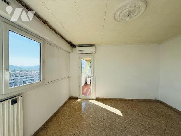 MARSEILLE 13011 : LA POMME | T3 EN DERNIER ÉTAGE AVEC BALCON, CAVE ET PARKING

Cet appartemen...