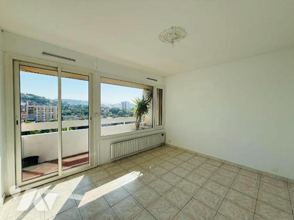 MARSEILLE 13011 : LA POMME | T3 EN DERNIER ÉTAGE AVEC BALCON, CAVE ET PARKING

Cet appartemen...