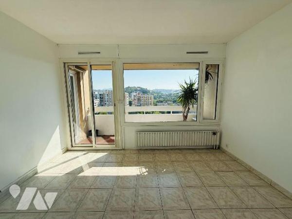 MARSEILLE 13011 : LA POMME | T3 EN DERNIER ÉTAGE AVEC BALCON, CAVE ET PARKING

Cet appartemen...