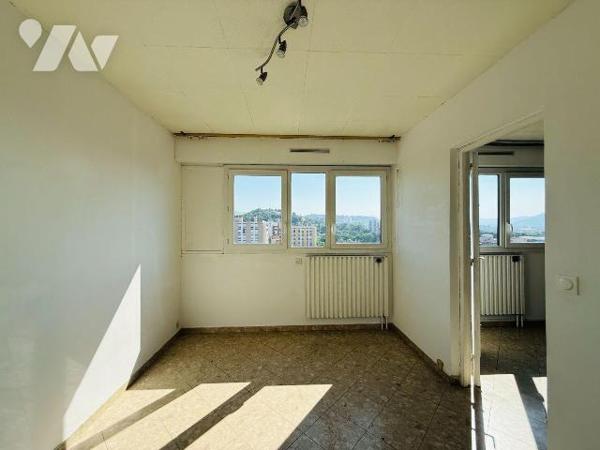 MARSEILLE 13011 : LA POMME | T3 EN DERNIER ÉTAGE AVEC BALCON, CAVE ET PARKING

Cet appartemen...