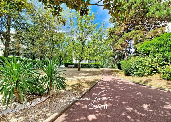 T3 lumineux avec terrasse dans résidence arborée