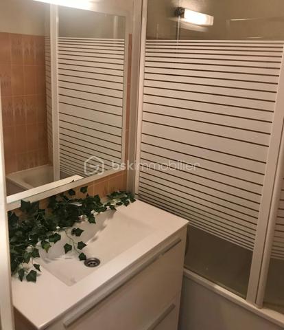 Opportunité unique !

Situé en plein cœur de la station de Pla d’Adet, cet appartement lumineux offre une situation exceptionnelle face aux pistes.
Balcon orienté sud avec superbe vue sur les montagnes, école de ski et commerces à deux pas… tout est là pour profiter pleinement de la montagne, été comme hiver.

Points forts qui font la différence :

•  Surface idéale, parfaitement distribuée
•  Appartement vendu meublé, literie en excellent état
•  Parquet au sol, cuisine fonctionnelle, WC séparé
•  Cellier + casier à skis à l’entrée de la résidence
•  Résidence bien entretenue, avec ascenseur (Sol y Neou)
•  Aucun travaux à prévoir – prêt à habiter ou à louer immédiatement

Excellente rentabilité locative grâce à son emplacement privilégié au cœur de la station et à sa configuration idéale pour les vacanciers.

Que vous cherchiez un pied-à-terre pour vos week-ends à la montagne ou un investissement locatif performant, cet appartement coche toutes les cases.
Ne laissez pas passer cette opportunité rare.

Contactez-nous dès maintenant pour organiser une visite et découvrir par vous-même tout le potentiel de ce bien exceptionnel.