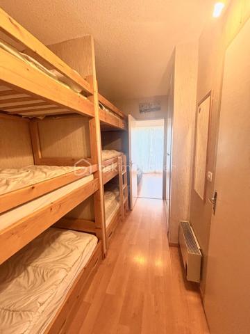 Opportunité unique !

Situé en plein cœur de la station de Pla d’Adet, cet appartement lumineux offre une situation exceptionnelle face aux pistes.
Balcon orienté sud avec superbe vue sur les montagnes, école de ski et commerces à deux pas… tout est là pour profiter pleinement de la montagne, été comme hiver.

Points forts qui font la différence :

•  Surface idéale, parfaitement distribuée
•  Appartement vendu meublé, literie en excellent état
•  Parquet au sol, cuisine fonctionnelle, WC séparé
•  Cellier + casier à skis à l’entrée de la résidence
•  Résidence bien entretenue, avec ascenseur (Sol y Neou)
•  Aucun travaux à prévoir – prêt à habiter ou à louer immédiatement

Excellente rentabilité locative grâce à son emplacement privilégié au cœur de la station et à sa configuration idéale pour les vacanciers.

Que vous cherchiez un pied-à-terre pour vos week-ends à la montagne ou un investissement locatif performant, cet appartement coche toutes les cases.
Ne laissez pas passer cette opportunité rare.

Contactez-nous dès maintenant pour organiser une visite et découvrir par vous-même tout le potentiel de ce bien exceptionnel.