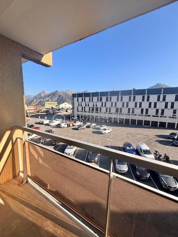 Opportunité unique !

Situé en plein cœur de la station de Pla d’Adet, cet appartement lumineux offre une situation exceptionnelle face aux pistes.
Balcon orienté sud avec superbe vue sur les montagnes, école de ski et commerces à deux pas… tout est là pour profiter pleinement de la montagne, été comme hiver.

Points forts qui font la différence :

•  Surface idéale, parfaitement distribuée
•  Appartement vendu meublé, literie en excellent état
•  Parquet au sol, cuisine fonctionnelle, WC séparé
•  Cellier + casier à skis à l’entrée de la résidence
•  Résidence bien entretenue, avec ascenseur (Sol y Neou)
•  Aucun travaux à prévoir – prêt à habiter ou à louer immédiatement

Excellente rentabilité locative grâce à son emplacement privilégié au cœur de la station et à sa configuration idéale pour les vacanciers.

Que vous cherchiez un pied-à-terre pour vos week-ends à la montagne ou un investissement locatif performant, cet appartement coche toutes les cases.
Ne laissez pas passer cette opportunité rare.

Contactez-nous dès maintenant pour organiser une visite et découvrir par vous-même tout le potentiel de ce bien exceptionnel.