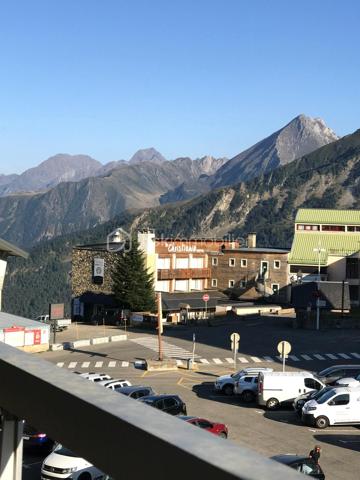 Opportunité unique !

Situé en plein cœur de la station de Pla d’Adet, cet appartement lumineux offre une situation exceptionnelle face aux pistes.
Balcon orienté sud avec superbe vue sur les montagnes, école de ski et commerces à deux pas… tout est là pour profiter pleinement de la montagne, été comme hiver.

Points forts qui font la différence :

•  Surface idéale, parfaitement distribuée
•  Appartement vendu meublé, literie en excellent état
•  Parquet au sol, cuisine fonctionnelle, WC séparé
•  Cellier + casier à skis à l’entrée de la résidence
•  Résidence bien entretenue, avec ascenseur (Sol y Neou)
•  Aucun travaux à prévoir – prêt à habiter ou à louer immédiatement

Excellente rentabilité locative grâce à son emplacement privilégié au cœur de la station et à sa configuration idéale pour les vacanciers.

Que vous cherchiez un pied-à-terre pour vos week-ends à la montagne ou un investissement locatif performant, cet appartement coche toutes les cases.
Ne laissez pas passer cette opportunité rare.

Contactez-nous dès maintenant pour organiser une visite et découvrir par vous-même tout le potentiel de ce bien exceptionnel.