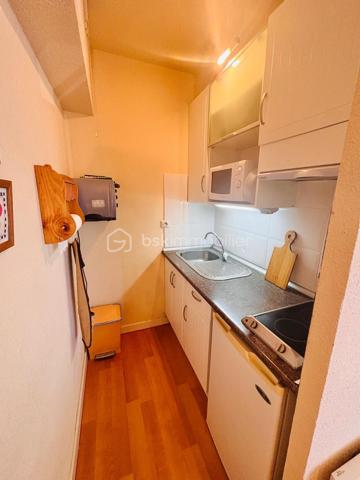 Opportunité unique !

Situé en plein cœur de la station de Pla d’Adet, cet appartement lumineux offre une situation exceptionnelle face aux pistes.
Balcon orienté sud avec superbe vue sur les montagnes, école de ski et commerces à deux pas… tout est là pour profiter pleinement de la montagne, été comme hiver.

Points forts qui font la différence :

•  Surface idéale, parfaitement distribuée
•  Appartement vendu meublé, literie en excellent état
•  Parquet au sol, cuisine fonctionnelle, WC séparé
•  Cellier + casier à skis à l’entrée de la résidence
•  Résidence bien entretenue, avec ascenseur (Sol y Neou)
•  Aucun travaux à prévoir – prêt à habiter ou à louer immédiatement

Excellente rentabilité locative grâce à son emplacement privilégié au cœur de la station et à sa configuration idéale pour les vacanciers.

Que vous cherchiez un pied-à-terre pour vos week-ends à la montagne ou un investissement locatif performant, cet appartement coche toutes les cases.
Ne laissez pas passer cette opportunité rare.

Contactez-nous dès maintenant pour organiser une visite et découvrir par vous-même tout le potentiel de ce bien exceptionnel.