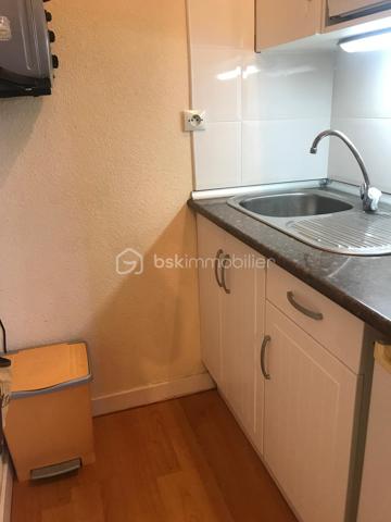 Opportunité unique !

Situé en plein cœur de la station de Pla d’Adet, cet appartement lumineux offre une situation exceptionnelle face aux pistes.
Balcon orienté sud avec superbe vue sur les montagnes, école de ski et commerces à deux pas… tout est là pour profiter pleinement de la montagne, été comme hiver.

Points forts qui font la différence :

•  Surface idéale, parfaitement distribuée
•  Appartement vendu meublé, literie en excellent état
•  Parquet au sol, cuisine fonctionnelle, WC séparé
•  Cellier + casier à skis à l’entrée de la résidence
•  Résidence bien entretenue, avec ascenseur (Sol y Neou)
•  Aucun travaux à prévoir – prêt à habiter ou à louer immédiatement

Excellente rentabilité locative grâce à son emplacement privilégié au cœur de la station et à sa configuration idéale pour les vacanciers.

Que vous cherchiez un pied-à-terre pour vos week-ends à la montagne ou un investissement locatif performant, cet appartement coche toutes les cases.
Ne laissez pas passer cette opportunité rare.

Contactez-nous dès maintenant pour organiser une visite et découvrir par vous-même tout le potentiel de ce bien exceptionnel.