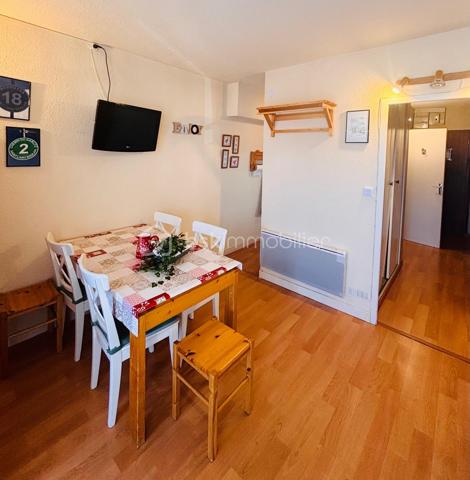 Opportunité unique !

Situé en plein cœur de la station de Pla d’Adet, cet appartement lumineux offre une situation exceptionnelle face aux pistes.
Balcon orienté sud avec superbe vue sur les montagnes, école de ski et commerces à deux pas… tout est là pour profiter pleinement de la montagne, été comme hiver.

Points forts qui font la différence :

•  Surface idéale, parfaitement distribuée
•  Appartement vendu meublé, literie en excellent état
•  Parquet au sol, cuisine fonctionnelle, WC séparé
•  Cellier + casier à skis à l’entrée de la résidence
•  Résidence bien entretenue, avec ascenseur (Sol y Neou)
•  Aucun travaux à prévoir – prêt à habiter ou à louer immédiatement

Excellente rentabilité locative grâce à son emplacement privilégié au cœur de la station et à sa configuration idéale pour les vacanciers.

Que vous cherchiez un pied-à-terre pour vos week-ends à la montagne ou un investissement locatif performant, cet appartement coche toutes les cases.
Ne laissez pas passer cette opportunité rare.

Contactez-nous dès maintenant pour organiser une visite et découvrir par vous-même tout le potentiel de ce bien exceptionnel.