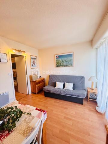 Opportunité unique !

Situé en plein cœur de la station de Pla d’Adet, cet appartement lumineux offre une situation exceptionnelle face aux pistes.
Balcon orienté sud avec superbe vue sur les montagnes, école de ski et commerces à deux pas… tout est là pour profiter pleinement de la montagne, été comme hiver.

Points forts qui font la différence :

•  Surface idéale, parfaitement distribuée
•  Appartement vendu meublé, literie en excellent état
•  Parquet au sol, cuisine fonctionnelle, WC séparé
•  Cellier + casier à skis à l’entrée de la résidence
•  Résidence bien entretenue, avec ascenseur (Sol y Neou)
•  Aucun travaux à prévoir – prêt à habiter ou à louer immédiatement

Excellente rentabilité locative grâce à son emplacement privilégié au cœur de la station et à sa configuration idéale pour les vacanciers.

Que vous cherchiez un pied-à-terre pour vos week-ends à la montagne ou un investissement locatif performant, cet appartement coche toutes les cases.
Ne laissez pas passer cette opportunité rare.

Contactez-nous dès maintenant pour organiser une visite et découvrir par vous-même tout le potentiel de ce bien exceptionnel.