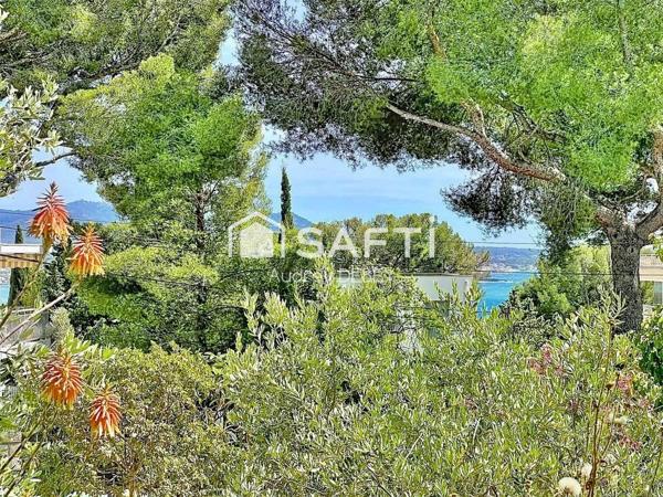 UNE ADRESSE D'EXCEPTION À SANARY-SUR-MER : VUE MER, PORT À PIED, CALME ABSOLU. PARCELLE CONSTRUCTIBLE ATTENANTE DE 1 245 M² EN SUS