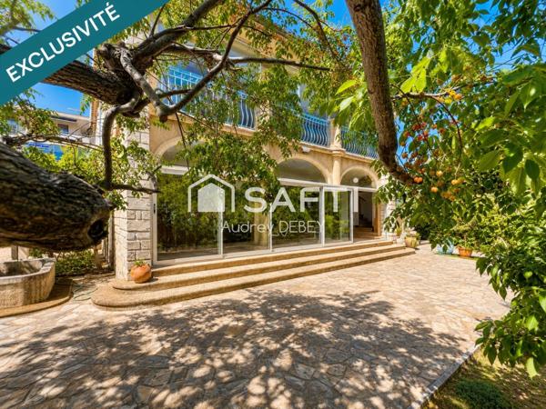 UNE ADRESSE D'EXCEPTION À SANARY-SUR-MER : VUE MER, PORT À PIED, CALME ABSOLU. PARCELLE CONSTRUCTIBLE ATTENANTE DE 1 245 M² EN SUS
