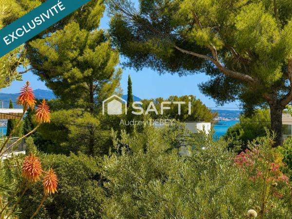 UNE ADRESSE D'EXCEPTION À SANARY-SUR-MER : VUE MER, PORT À PIED, CALME ABSOLU. PARCELLE CONSTRUCTIBLE ATTENANTE DE 1 245 M² EN SUS