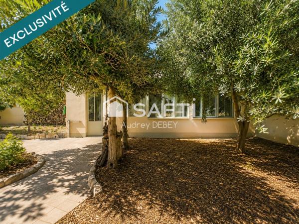 UNE ADRESSE D'EXCEPTION À SANARY-SUR-MER : VUE MER, PORT À PIED, CALME ABSOLU. PARCELLE CONSTRUCTIBLE ATTENANTE DE 1 245 M² EN SUS