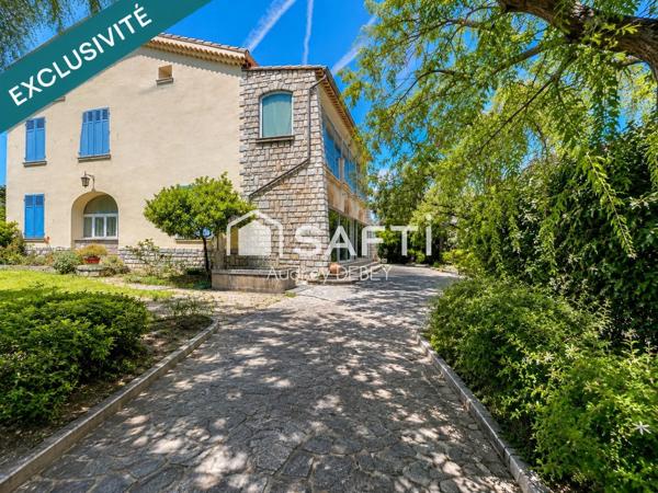 UNE ADRESSE D'EXCEPTION À SANARY-SUR-MER : VUE MER, PORT À PIED, CALME ABSOLU. PARCELLE CONSTRUCTIBLE ATTENANTE DE 1 245 M² EN SUS