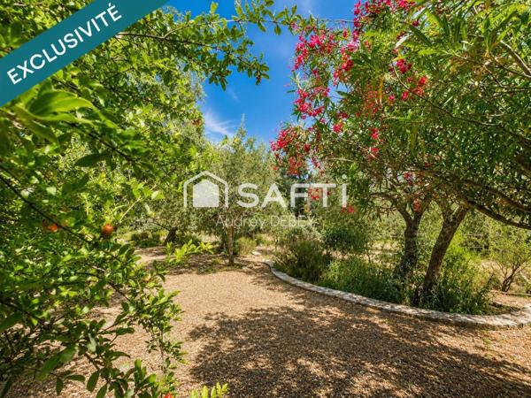 UNE ADRESSE D'EXCEPTION À SANARY-SUR-MER : VUE MER, PORT À PIED, CALME ABSOLU. PARCELLE CONSTRUCTIBLE ATTENANTE DE 1 245 M² EN SUS