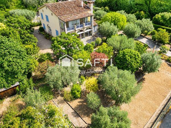 UNE ADRESSE D'EXCEPTION À SANARY-SUR-MER : VUE MER, PORT À PIED, CALME ABSOLU. PARCELLE CONSTRUCTIBLE ATTENANTE DE 1 245 M² EN SUS
