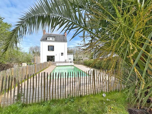 Maison en pierre rénovée avec extension contemporaine, piscine et plage à pied à Étables-sur-Mer