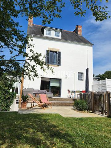 Maison en pierre rénovée avec extension contemporaine, piscine et plage à pied à Étables-sur-Mer